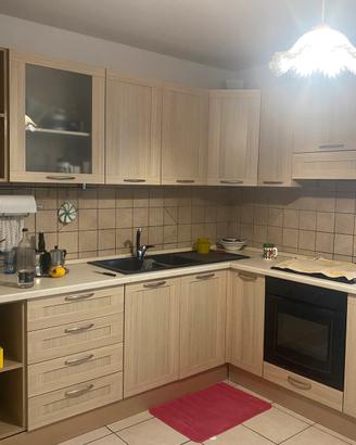 Cucina angolare con tavolo e sedie