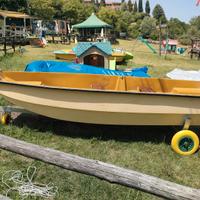 Barca da lago con carrello e motore
