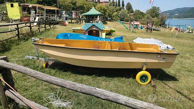 Barca da lago con carrello e motore