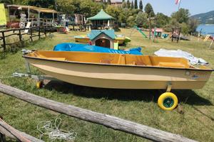 Barca da lago con carrello e motore