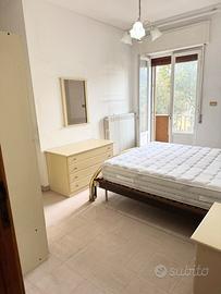 Camera matrimoniale completa color panna con armad