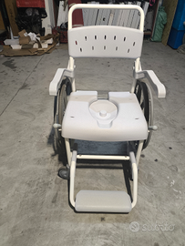 Sedia a rotelle per doccia e wc