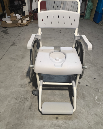 Sedia a rotelle per doccia e wc