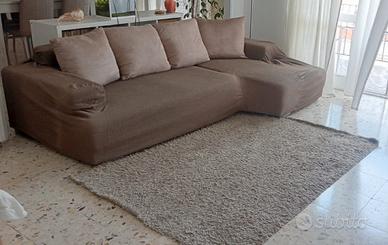 Divano, tappeto, parete attrezzata salotto