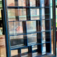 Vetrinetta con interno a specchio in legno blu.