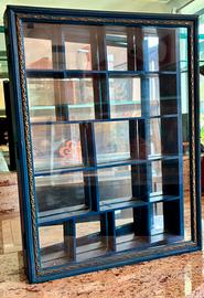 Vetrinetta con interno a specchio in legno blu.