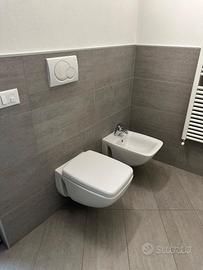 2 coppie di sanitari sospesi (WC + bidet)