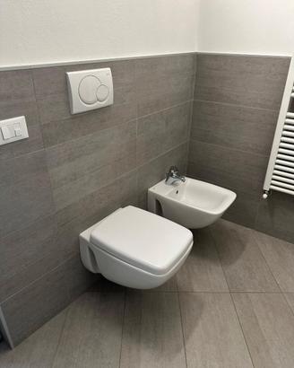 2 coppie di sanitari sospesi (WC + bidet)
