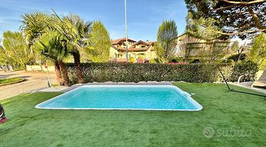 Piscina in vetroresina m. 8,10 x m. 3,65 h. 150 cm