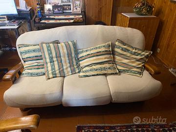 divano a tre posti vintage al legno di noce
