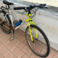 Bicicletta mountain bike usata da risistemare