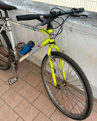 Bicicletta mountain bike usata da risistemare