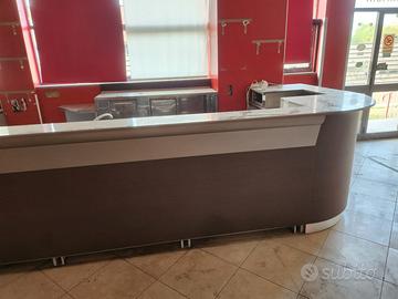 Bancone Bar Completo con Retro Banco e 2 vetrine