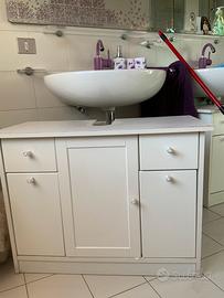 Due mobiletti sorrolavabo