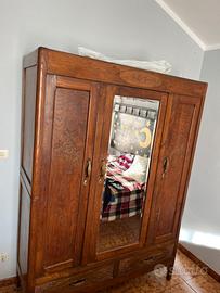 armadio in legno con specchio