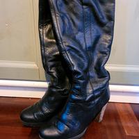 stivali neri in pelle con tacco