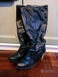 stivali neri in pelle con tacco