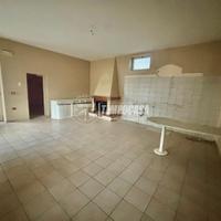 TRILOCALE CON CANTINOLA