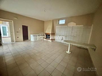 TRILOCALE CON CANTINOLA