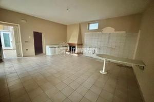 TRILOCALE CON CANTINOLA