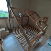 Letto in legno a forma di casetta