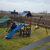 Castello gioco da giardino con altalena