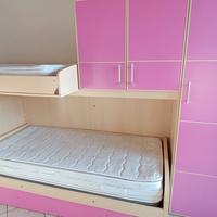 camera da letto dotata di ampio armadio e letti