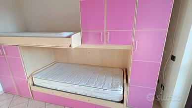 camera da letto dotata di ampio armadio e letti