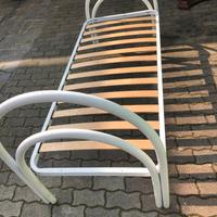 Letto una piazza bianco