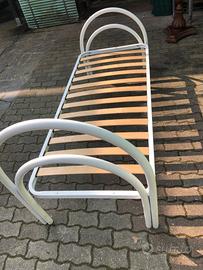 Letto una piazza bianco