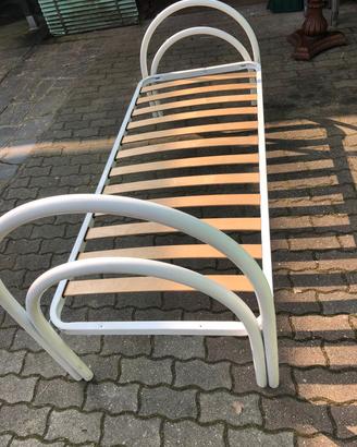 Letto una piazza bianco