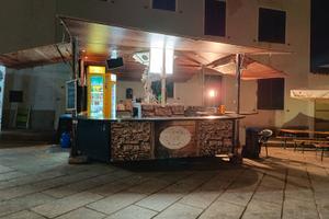 RImorchio foodtruck apribile su 4 lati