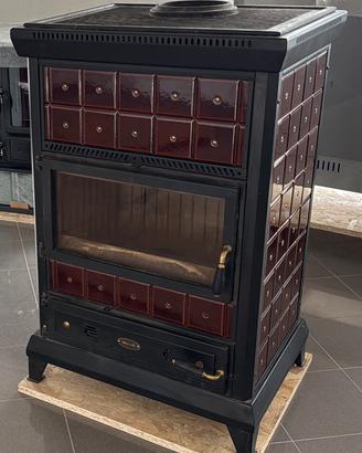 Stufa a legna WEKOS “Venetien” da 14 kW come nuova