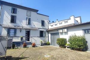 Casa indipendente di 280 m² con più di 5 locali a 