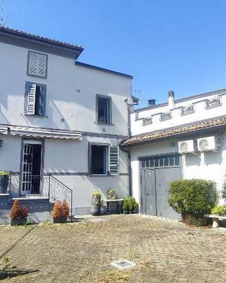 Casa indipendente di 280 m² con più di 5 locali a 