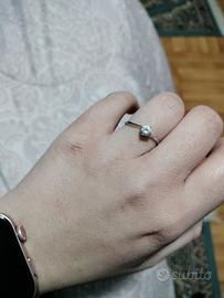 Anello in argento con solitario 