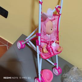 bambolina con passeggino 