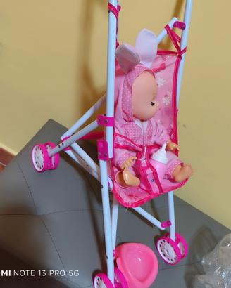 bambolina con passeggino 