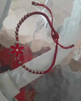 Braccialetto rosso con fiore 🌸 regolabile