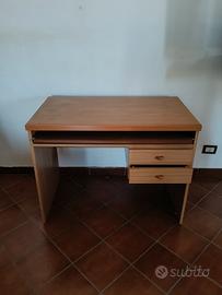 Scrivania con cassetti 