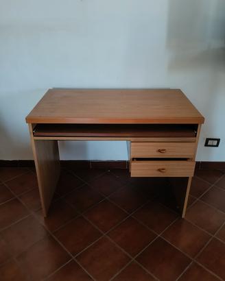 Scrivania con cassetti 