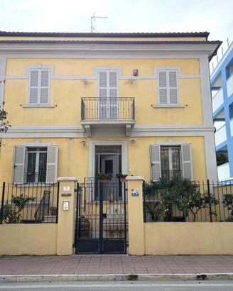Villa di 331 m² con più di 5 locali a Grottammare