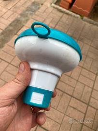 Cloro per piscina e galleggiante