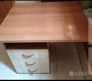 Scrivania compatta con cassettiera 