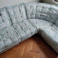 Divano ad angolo in tessuto damascato azzurro