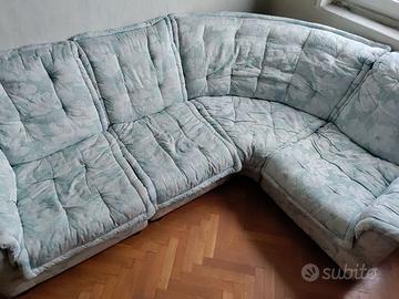 Divano ad angolo in tessuto damascato azzurro