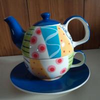 Teiera in ceramica decorata con piattino e tazza 