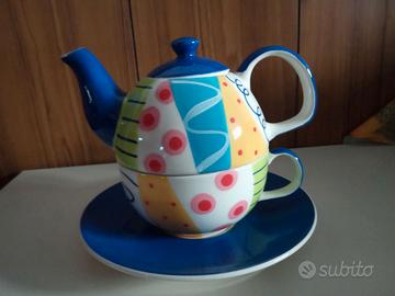 Teiera in ceramica decorata con piattino e tazza 