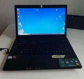 Notebook ASUS schermo 15,6“ con borsa nuova