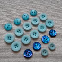 Bottoni azzurri e blu per vestitini bimbi